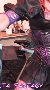 Prințesă gotică în corset care face o scurtă plimbare pe scaunul sexual pentru antrenament anal