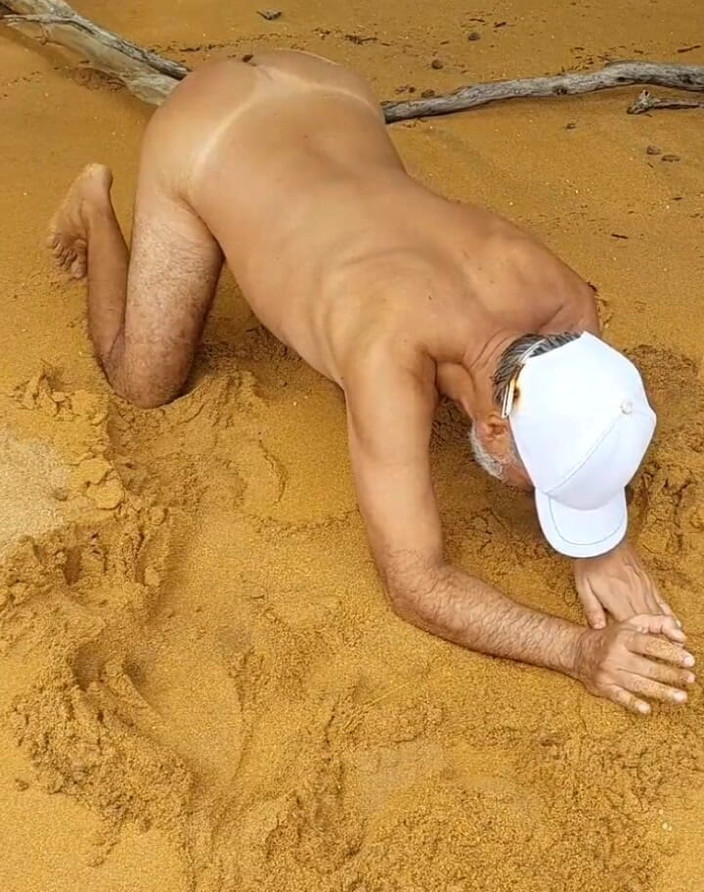 Ladysilvas: Ladysilva pamer tubuh bugil di depan umum di pantai