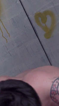 Leyla viene sbattuta duramente in bagno da luke hotrod