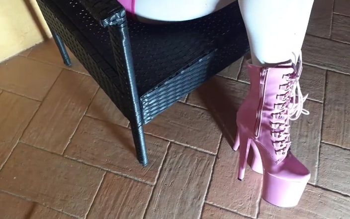 LauraOnHeels: Sentado em uma cadeira de meia-calça e botas de salto...