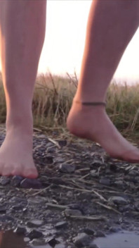 Meia-calça Brilhante E Sapatos De Praia Na Poça