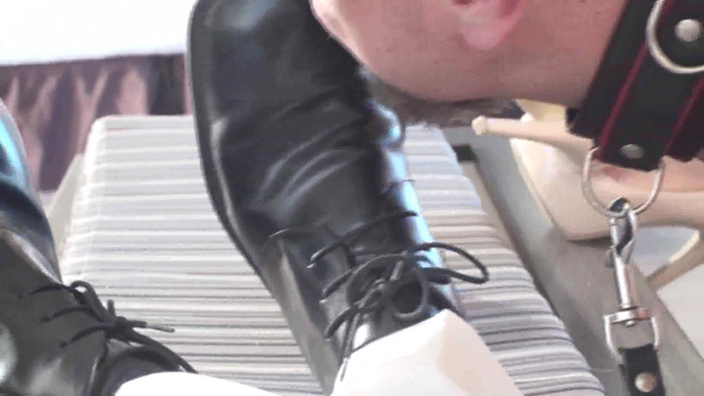 Foot Girls: Lambendo sapatos para ser brilhante