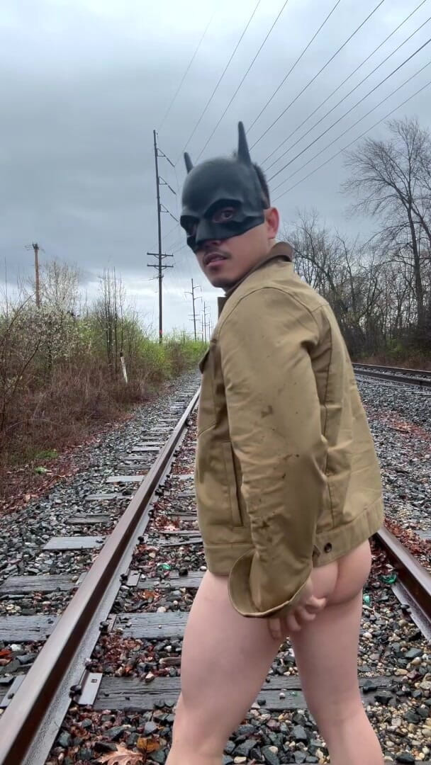 Barenakedmuscles: Esibizione ferroviaria muscoloso asiatico si spoglia, si flette, viene duro...