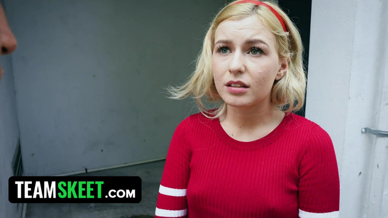 Team Skeet: 美しいブロンドの十代の魔女は彼女のBFに呪文を置き、彼女の猫に熱い中出しを受け取ります