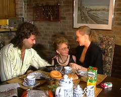 German amateur couples: Две сногсшибаительные немецкие телочки делят загруженный член на кухонном столе