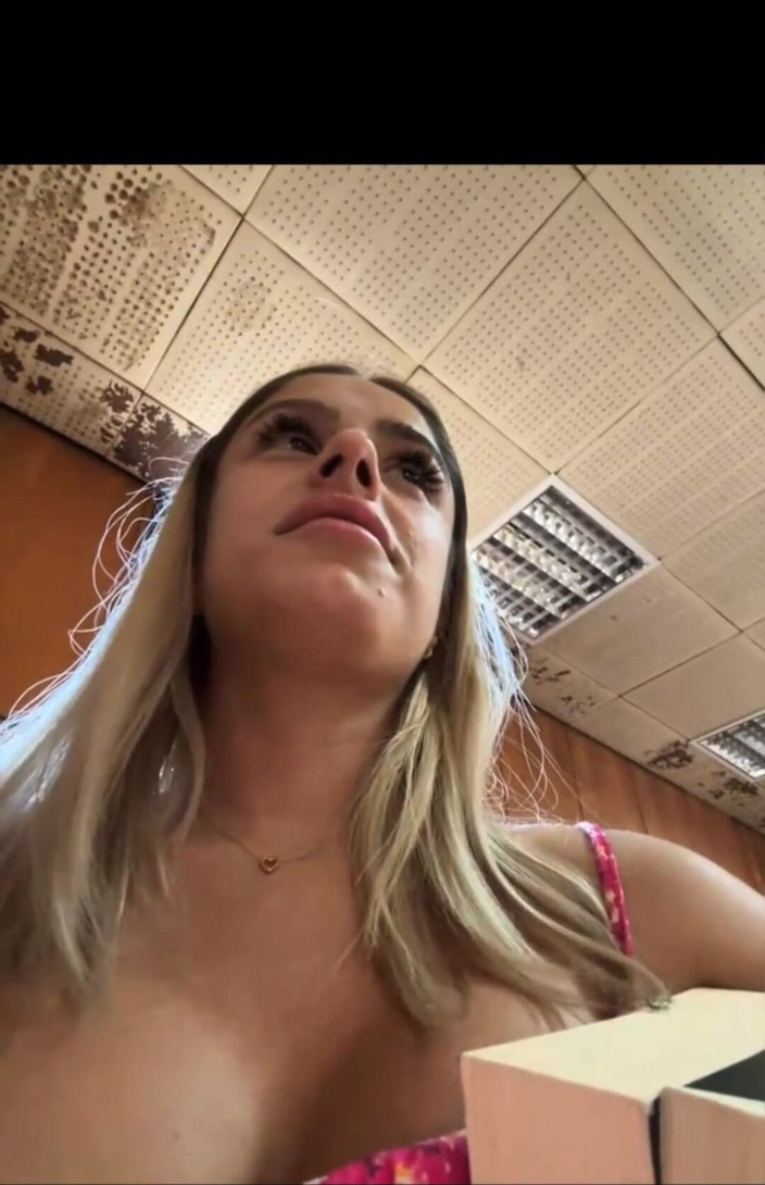 MollyLollyG: Kütüphanedeki genç İtalyan dildo ve anal tıkaç kullanıyor