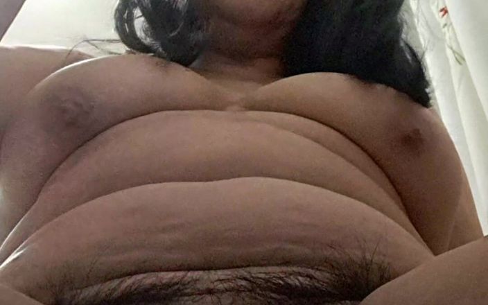 Mommy big hairy pussy: Heiße MILF reitet und reibt ihre muschi auf der rückenlehne