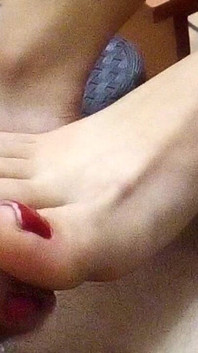 Stepsister Allowed Me to Please Myself with Her Feet