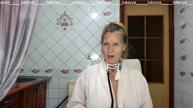 Lukerya: Gorąca gospodyni Lukerya w kuchni w szlafroku