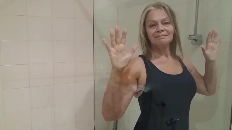 martinawest: Мартіна в душі