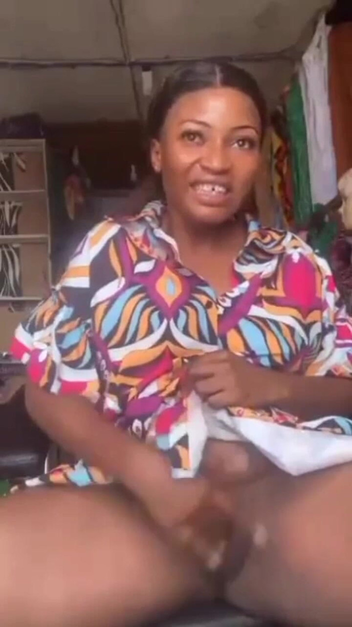 Me and my new slut: Возбужденная мама мастурбирует в ее магазине, публичная мастурбация сахарной мамы