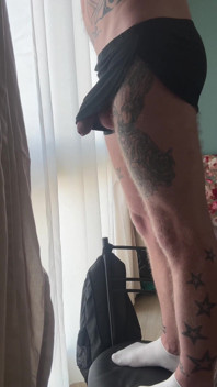 Dick și-a dat jos pantalonii scurți sport din nailon.