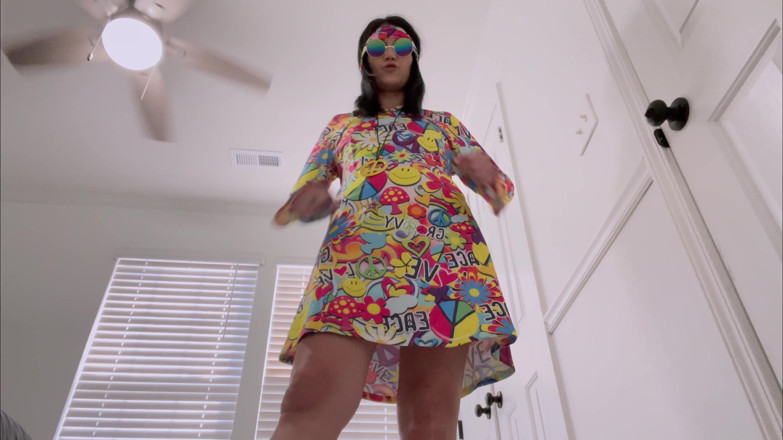 Kink in Time: La groovy degli anni '60 di devyn La fantasia gigantessa video...