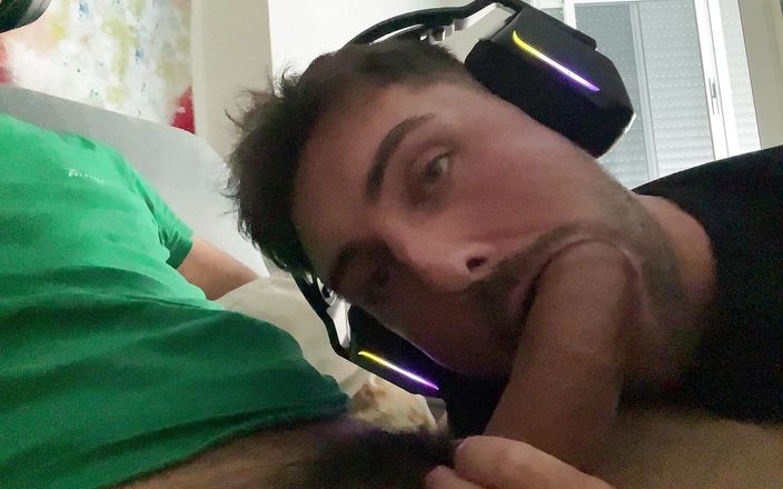 Nenesgaymers: 私たちはコンピューターをしていて、彼は私が来るまで私のチンポをしゃぶっていました
