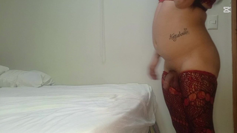 Ladyboy69: Trans met dikke kont zuigt de pik van de geile...