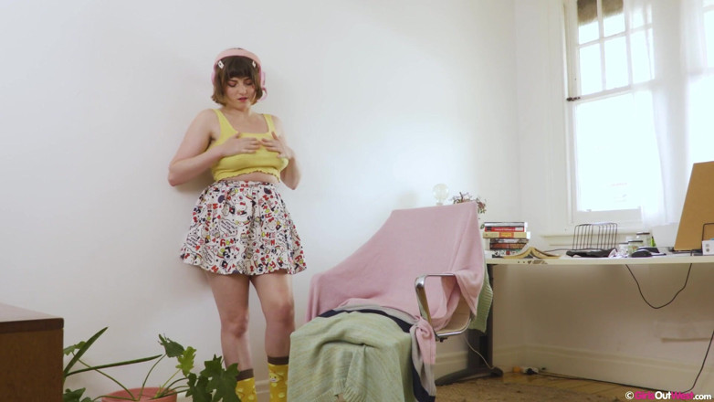 Girls Out West: Awek gamer berbulu dengan buah dada besar melancap semasa bermain...