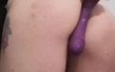 Maria Von Schnee: Masturbation avec un gode violet