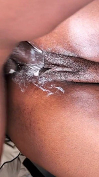 Une grosse bite noire se fait baiser et traire