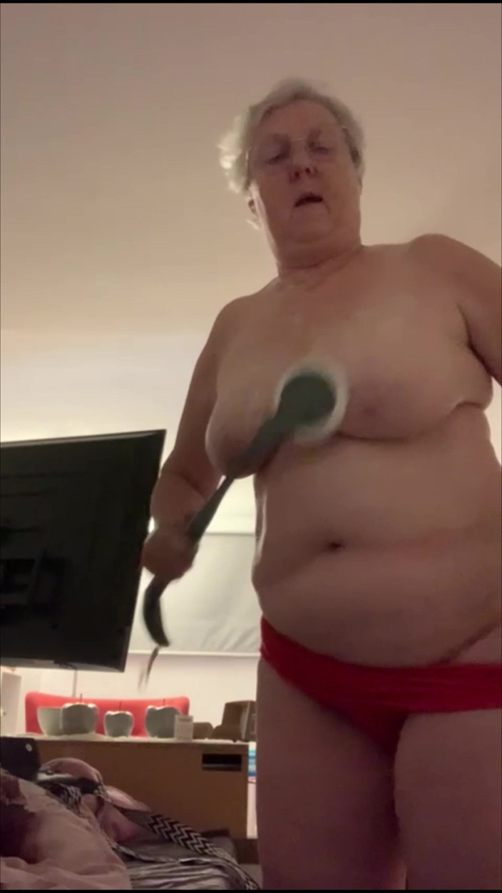 Goldschatz59: 안녕하세요, 옷을 벗을 때 제 시청자