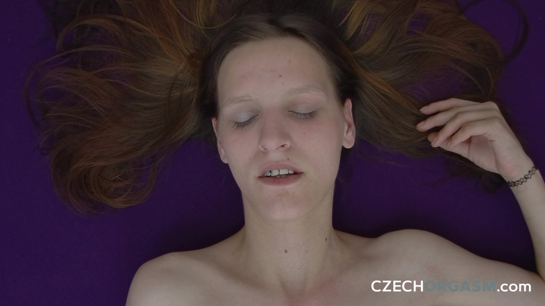 Czech Orgasm: 捷克高潮 46 丰满女郎喜欢笼子玩耍 - 在一个合意的宠物玩耍场景中拳交和尿在身上