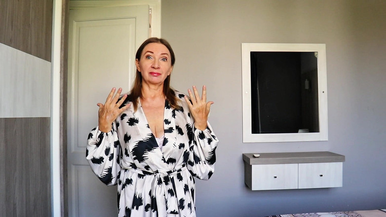 MariaOld: 丰满成熟的继母futanari教激情