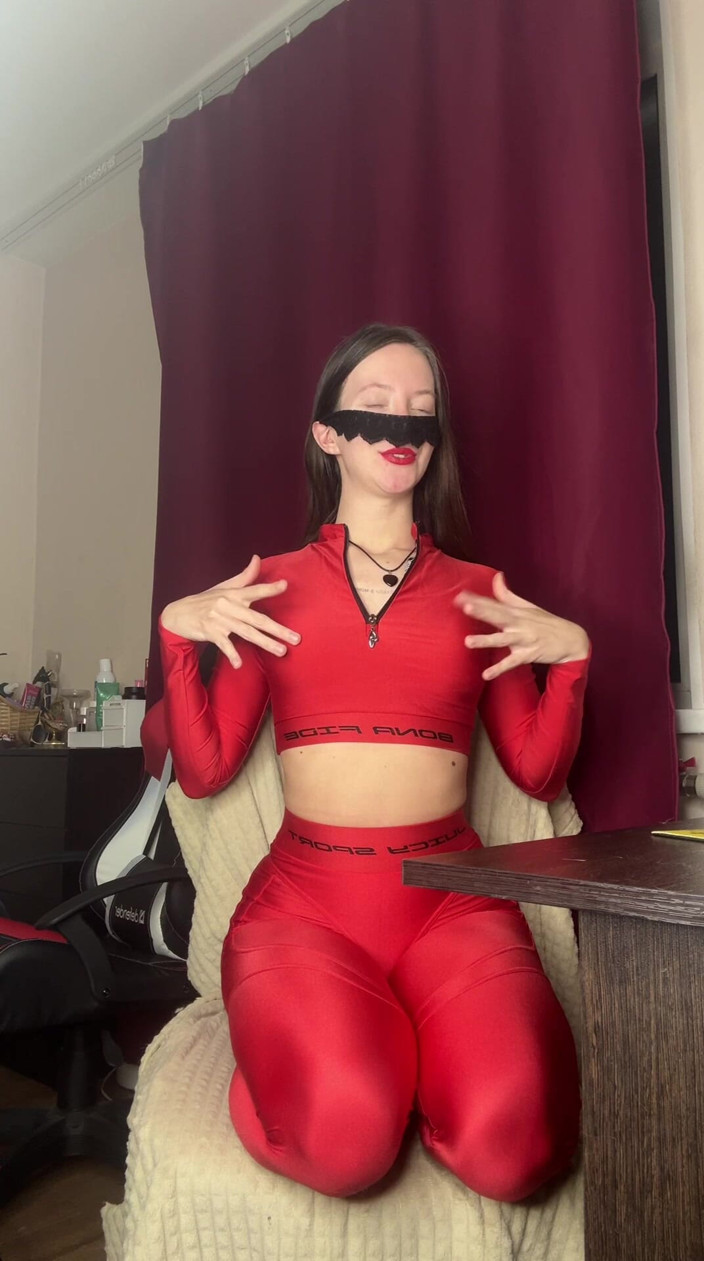 Skinny_lady69: Rahasia kecilmu ada di bawah kendaliku, sph &amp; mengendus celana dalam