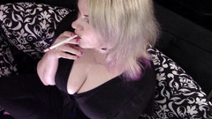 Smoke Temptress Annie Vox - Smoking Fetish: VS 120 v černých šatech