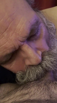 Alter mann, großer schnurrbart, blowjob, lutscht, leckt und vögelt seinen weg zu einer sahnigen belohnung
