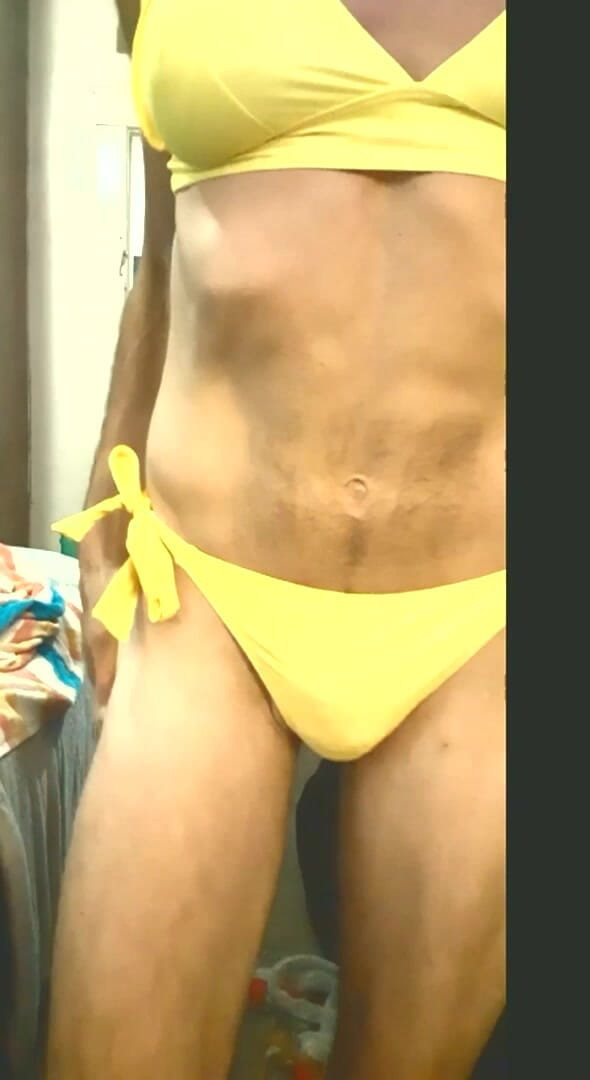 Crossdressers Cd Michelle wearing sexy lingerie: Travestito Indossa L'abbronzatura Sexy Ed Un Costume Da Bagno Giallo