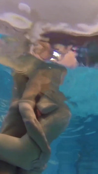 Denise Sky, Bombasse Hongroise Sexy, Adore Le Sexe Torride Dans La Piscine