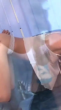 Sexy kočka šuká svou přítelkyni Mokrou kundu hračkou a olizuje jí zadek