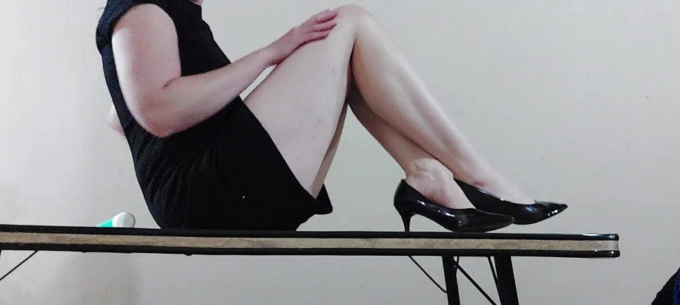 Flor_latina: Menina com uma bunda grande e buceta apertada sai do...