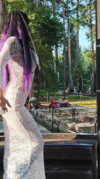 VRăjitoarea Gotică Rătăcește Cimitirul, Efectuează Ritualuri De Magie Neagră Și Te Face Să Te Închini Ei Și Lui Satan.