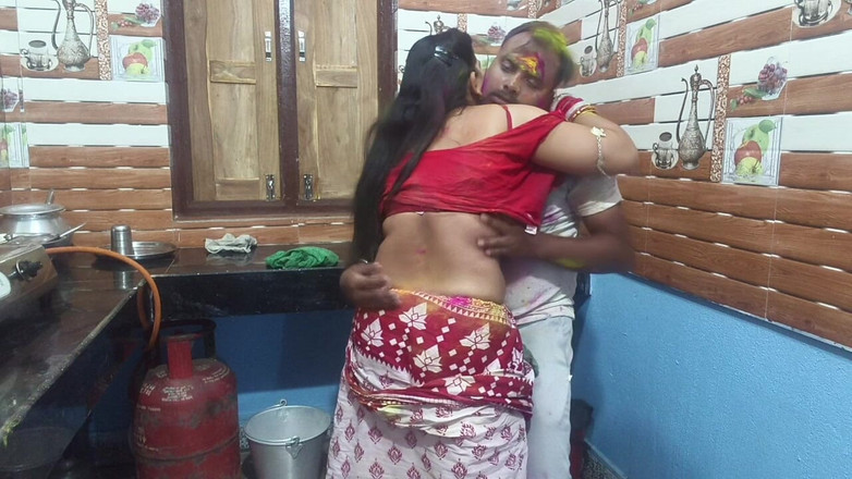 Sona bhabhi: 美丽的孟加拉人妻和她的邻居一起享受霍里特辑，印地语中涂了很多颜色