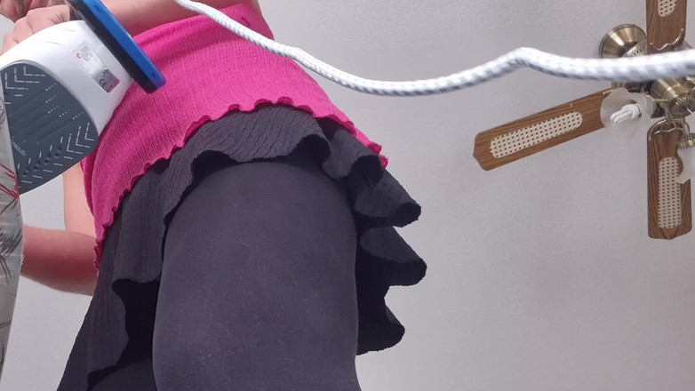 SavageHeater59: Lihat di bawah rokku saat aku menyetrika