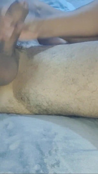 Awek saya membuatkan saya handjob yang lazat dengan minyak, menjilat, meludah dan banyak miang