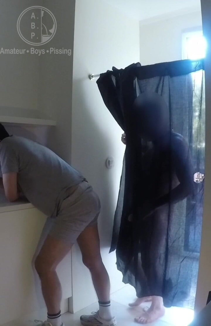 AmateurBoysPissing: 2 amatérští chlapci si pohrávali v kuchyni a chčili na...