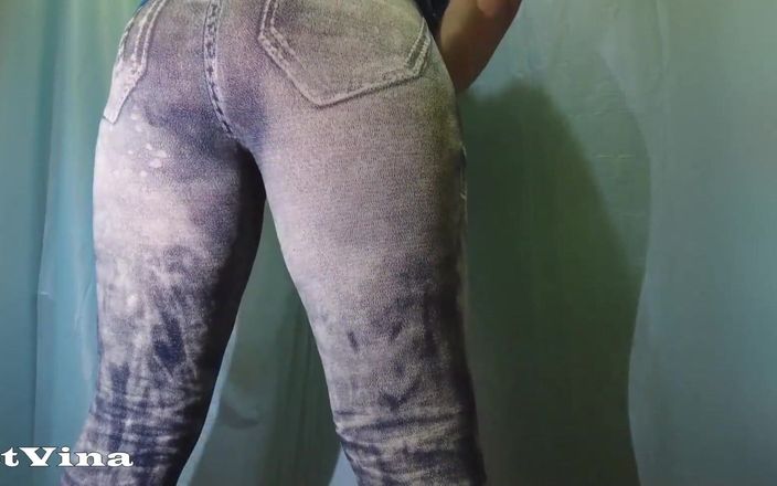 Wet Vina: 穿着牛仔裤和大性感屁股撒尿