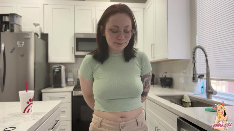 Lenna Lux: Mucama te atrapó mirando