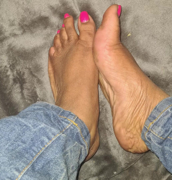 Simp to my ebony feet: Gambar kuku jari kaki merah jambu