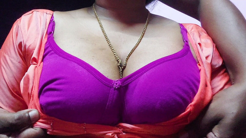 Desi Mohini: Frumoasa stăpână are doi sâni mari