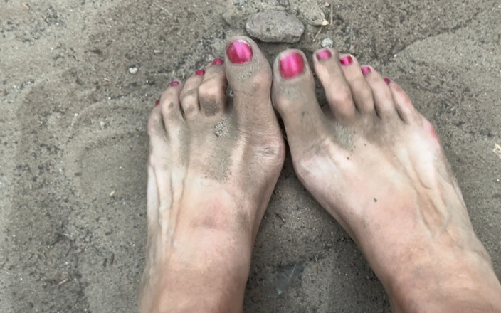 Cuteblonde666: Pieds sales dans le jardin