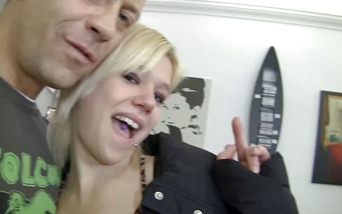 Rocco Siffredi Porn: Une fille excitée se masturbe dans son casting