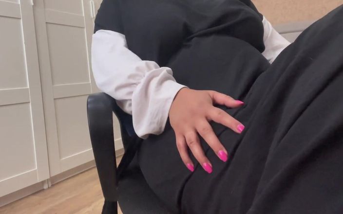 Lux Eva: Une MILF syrienne s’assoit sur un chat en ligne et...