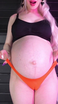 Pregnant in Cameltoe
