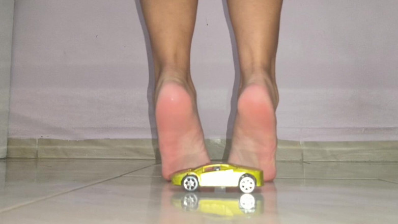 Isabel: Đè bẹp xe ô tô với đôi chân trần