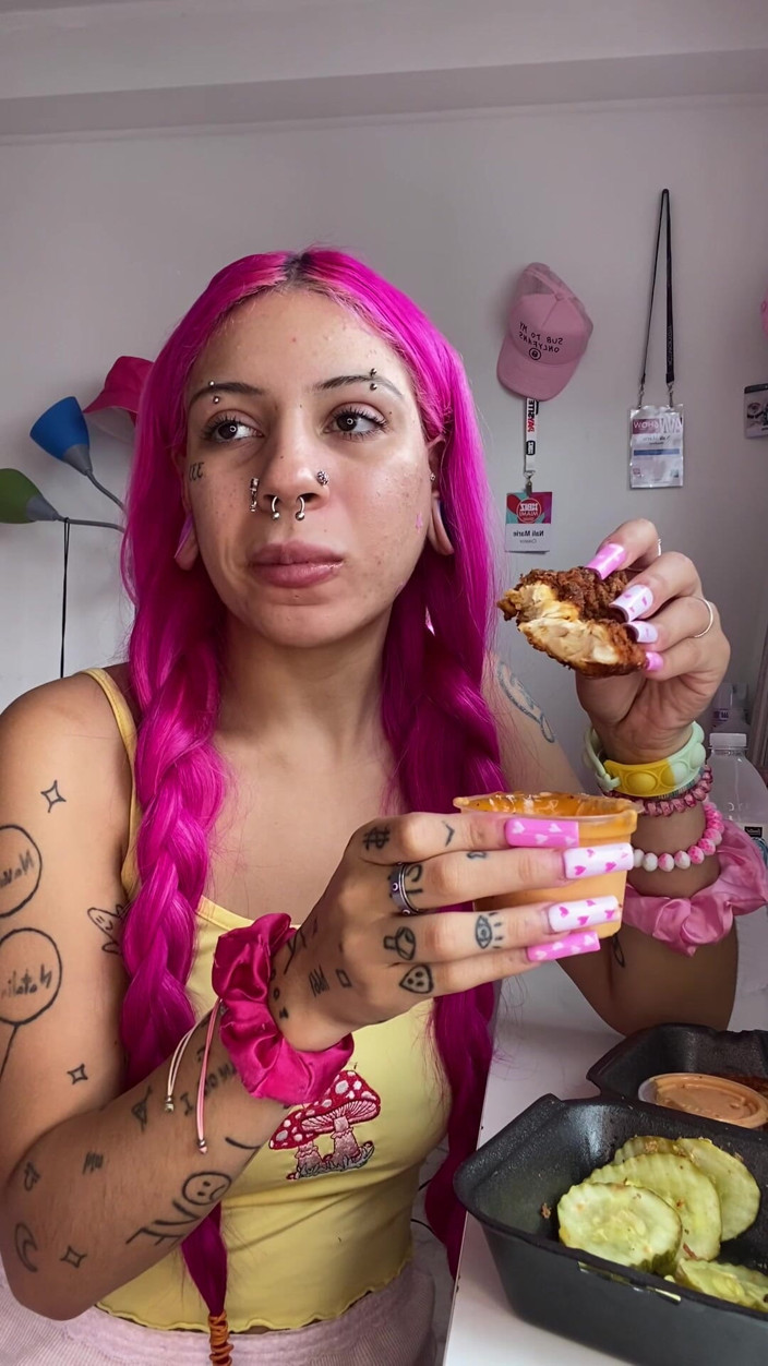 Nali Marie: Pikantní jídlo Mukbang přejídání sedící na obličeji Drobná dívka jí...