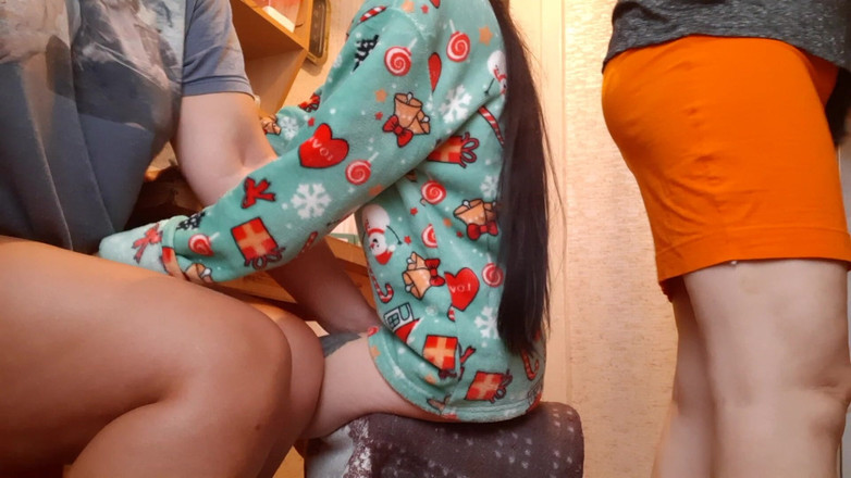 Lesbian-candys: Aku dan pacarku saling masturbasi di dapur saat pembantu rumah...