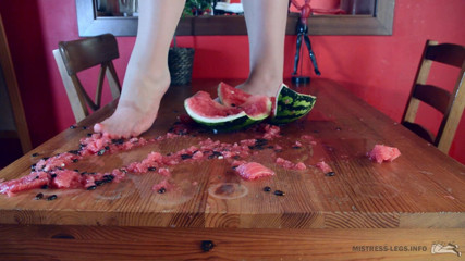 Mistress Legs: 나일론 발로 수박 분쇄