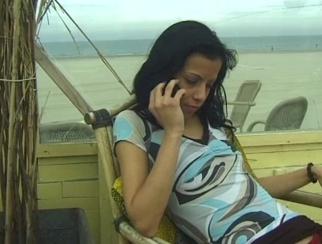 Flash Model Amateurs: O tipă sexy cu țâțe mici vorbește la telefon